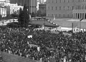 ‘Kahrolsun katil hükümetler’: Yunanistan’da binlerce kişi tren kazasını protesto etti