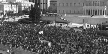 ‘Kahrolsun katil hükümetler’: Yunanistan’da binlerce kişi tren kazasını protesto etti