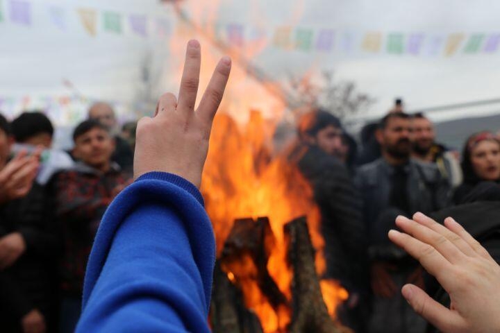 Türkiye’de binlerce kişi Newroz’dan haykırdı: “Hükümet istifa”