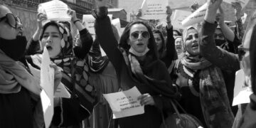 Bir asırdır konu kadın giysisi