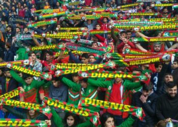 Demirtaş: Sen başını dik tut; bunların ağa(r)babalarına teslim olmadık, artıklarına mı boyun eğeceğiz!