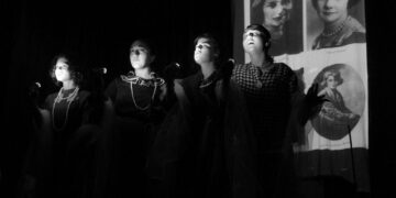 Melekler Takımı anısına oynanan “Karanlıkta Işıldayanlar” ayakta alkışlandı