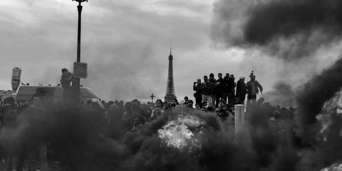 Paris’te emeklilik reformu karşıtı gösteride 120 kişi gözaltına alındı