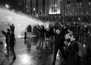 Gürcistan’da halk hükümetin “ajan yasası”na karşı sokakta