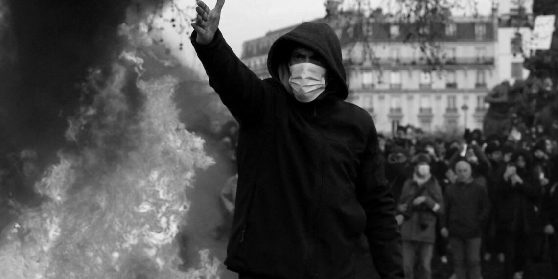 Fransa’da emeklilik reformuna karşı isyan sürüyor