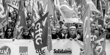 Fransa’da dev grev: Emeklilik yaşının yükseltilmesini protesto eden yüz binlece kişi iş bıraktı