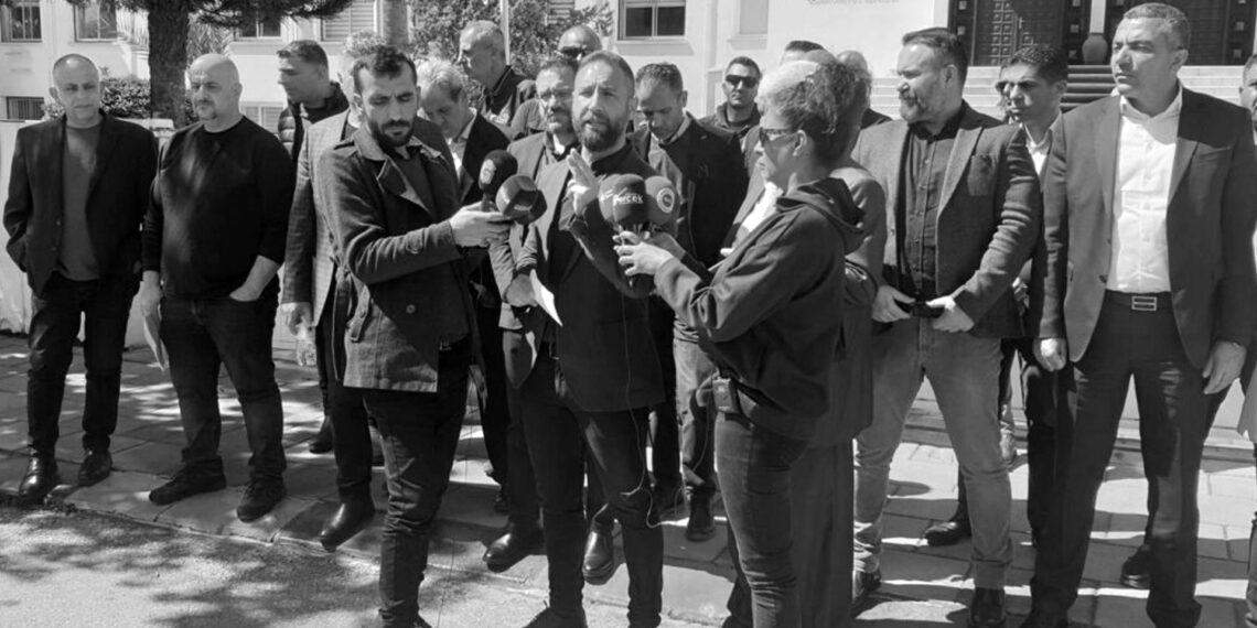 Maaş kesintilerine karşı dilekçeler hazırlandı