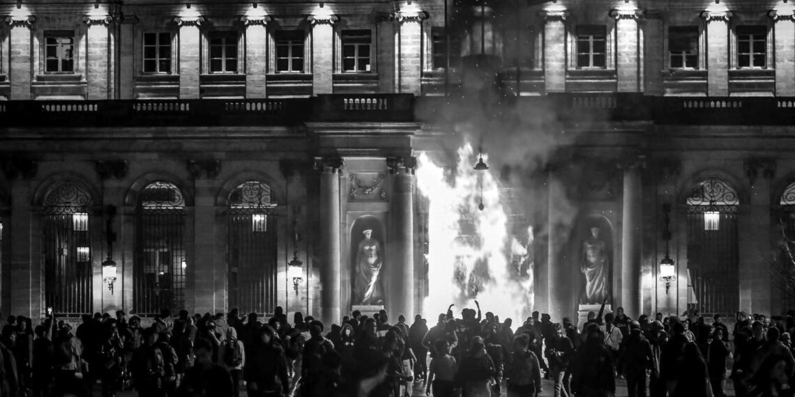 Fransa’da emeklilik reformu protestolarında Bordeaux belediye binası ateşe verildi