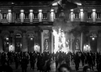 Fransa’da emeklilik reformu protestolarında Bordeaux belediye binası ateşe verildi