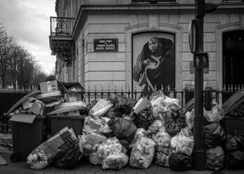 Paris’te çöp toplayıcıları emeklilik reformuna tepki olarak süresiz greve gidiyor