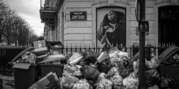 Paris’te çöp toplayıcıları emeklilik reformuna tepki olarak süresiz greve gidiyor