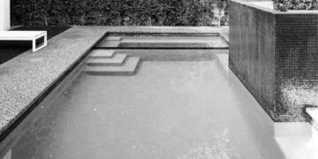 Zenginlerin havuzları, yoksulların suya erişimine engel oluyor