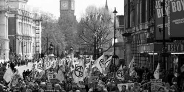 Londra ve Berlin’de 60 bin iklim aktivisti fosil yakıtlara dur diyerek adil geçiş talep etti