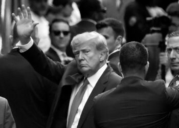 Trump, mahkemeye teslim olarak hakkındaki suçlamaları reddetti