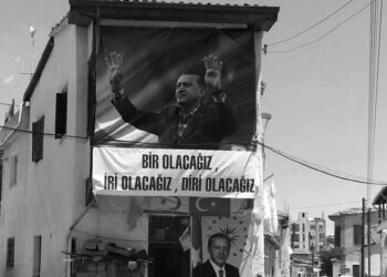 Girne Kapısı’ndan Dikilitaş’a doğru bildiri dağıtarak yürüyor yeleklerini giymiş CHP’liler… | Aziz Şah | Avrupa