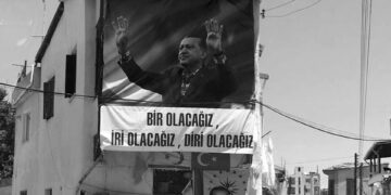 Girne Kapısı’ndan Dikilitaş’a doğru bildiri dağıtarak yürüyor yeleklerini giymiş CHP’liler… | Aziz Şah | Avrupa