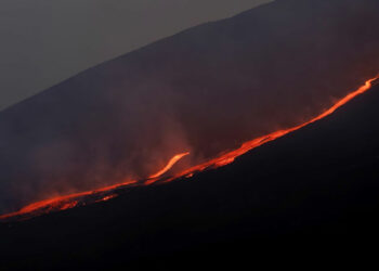 Etna Yanardağı lav ve kül püskürttü