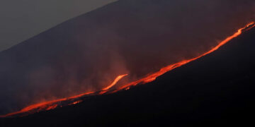 Etna Yanardağı lav ve kül püskürttü