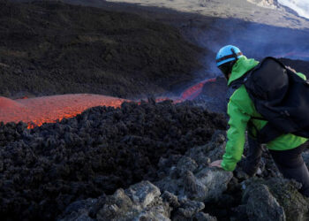 Etna Yanardağı kül püskürtmeye başladı: Sicilya’da uçuşlar durdu