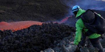 Etna Yanardağı kül püskürtmeye başladı: Sicilya’da uçuşlar durdu