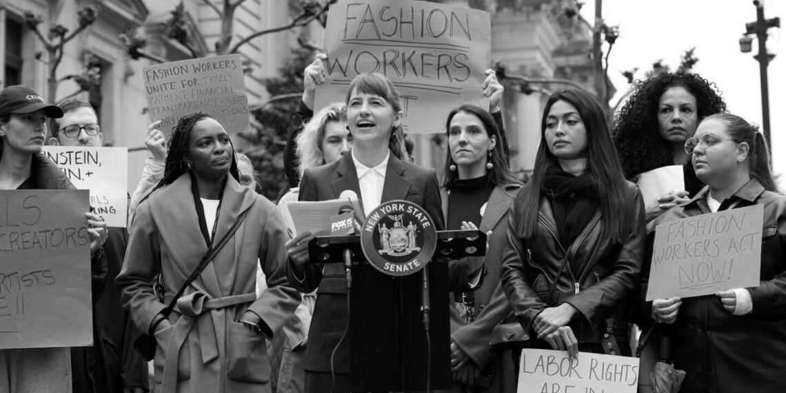 Modeller ve iklim aktivistleri, Met Gala’yı protesto etmek için sokaklara döküldü