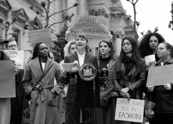 Modeller ve iklim aktivistleri, Met Gala’yı protesto etmek için sokaklara döküldü