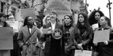 Modeller ve iklim aktivistleri, Met Gala’yı protesto etmek için sokaklara döküldü