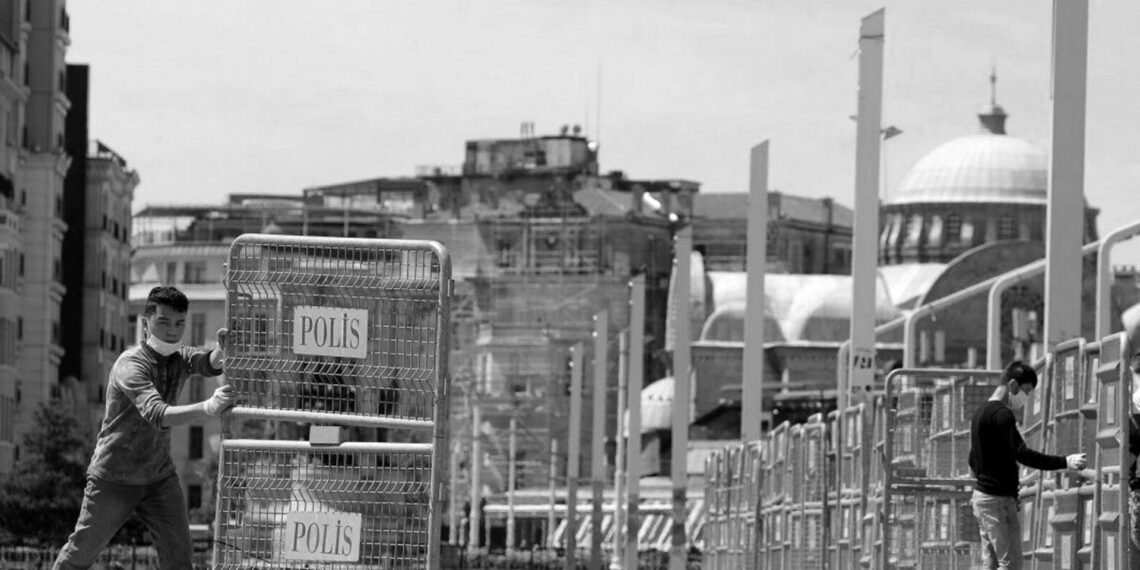 Gezi Parkı polis barikatlarıyla kapatıldı