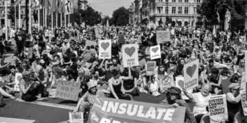 Birleşik Krallık’ta polise iklim eylemcilerinin ‘yavaş yürümesini’ yasaklama yetkisi verilecek