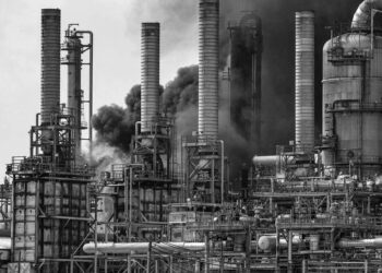 Shell’in Teksas’taki petrokimya tesisinde söndürülemeyen yangın endişeye neden oluyor