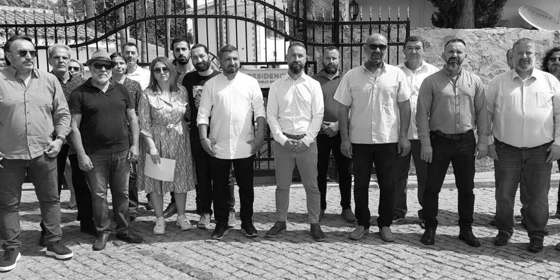 “Bu ülkenin onurlu gazetecileri sarayın uşağı olmayacak”