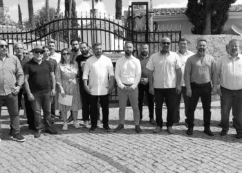 “Bu ülkenin onurlu gazetecileri sarayın uşağı olmayacak”