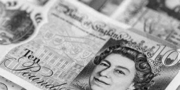 Sterlin 30 liraya dayandı