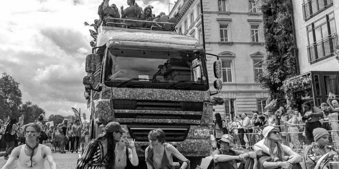 Just Stop Oil aktivistleri Londra’daki Onur Yürüyüşü’nü Coca Cola sponsorluğu nedeniyle protesto etti