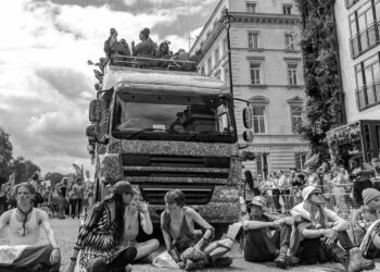 Just Stop Oil aktivistleri Londra’daki Onur Yürüyüşü’nü Coca Cola sponsorluğu nedeniyle protesto etti