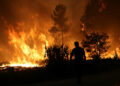 Aşırı sıcaklarla boğuşan Portekiz’de orman yangınları sürüyor: Binlerce kişi tahliye edildi