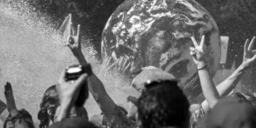 Hollanda’daki iklim eyleminde 2 bin 400 aktivist gözaltına alındı: Her gün geri geleceğiz