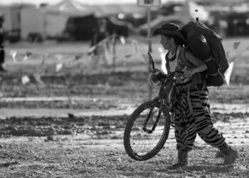 Aşırı yağışların gölgesinde Burning Man: Çamurlar üzerinde kilometreler süren kaçış