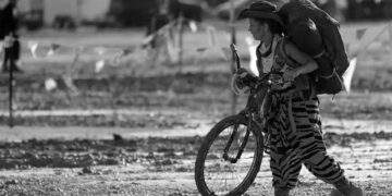 Aşırı yağışların gölgesinde Burning Man: Çamurlar üzerinde kilometreler süren kaçış