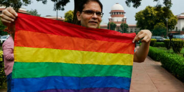 Hindistan Yüksek Mahkemesi eşcinsel evliliği yasal olarak tanımayı reddetti
