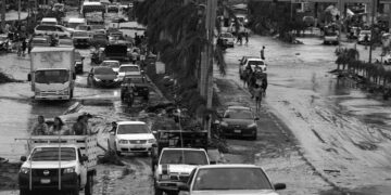 Otis Kasırgasından kurtulanlar harap olan Acapulco’da yakınlarını arıyor