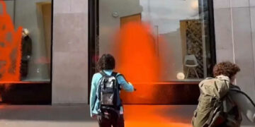 İklim aktivistleri Paris’teki Louis Vuitton mağazasını turuncuya boyadı