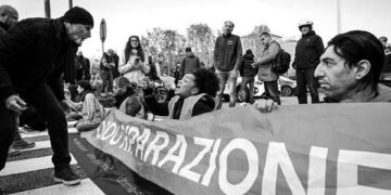 İtalya’da iklim aktivistleri yolu kapattı