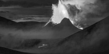 İzlanda volkanik patlamaya hazırlanırken yüzlerce depremle sarsılmaya devam ediyor