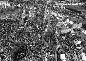 On binlerce Arjantinli, “devleti dağıtma” planına karşı sokaklara çıktı