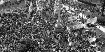 On binlerce Arjantinli, “devleti dağıtma” planına karşı sokaklara çıktı