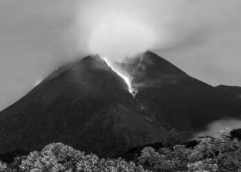 Endonezya’daki Merapi Yanardağı faaliyete geçti: 11 dağcı öldü, 12’si kayıp