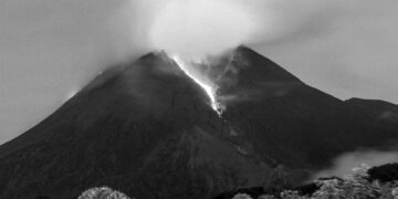Endonezya’daki Merapi Yanardağı faaliyete geçti: 11 dağcı öldü, 12’si kayıp