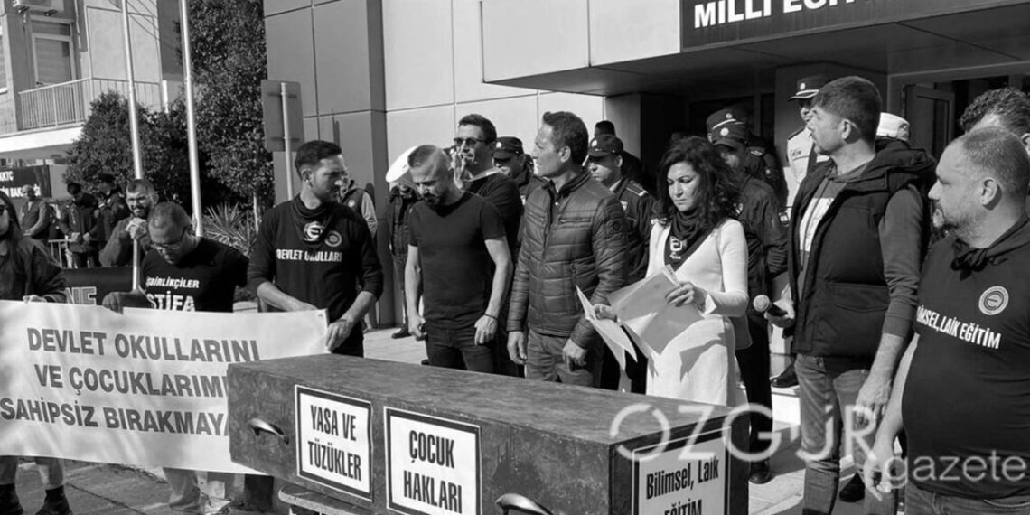 Öğretmenler Eğitim Bakanlığı’na cezane marşı ve tabut eşliğinde gitti