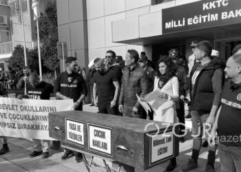 Öğretmenler Eğitim Bakanlığı’na cezane marşı ve tabut eşliğinde gitti